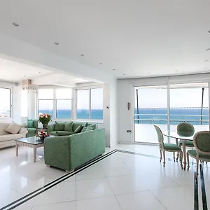 Laila's Seaview Penthouse דירה