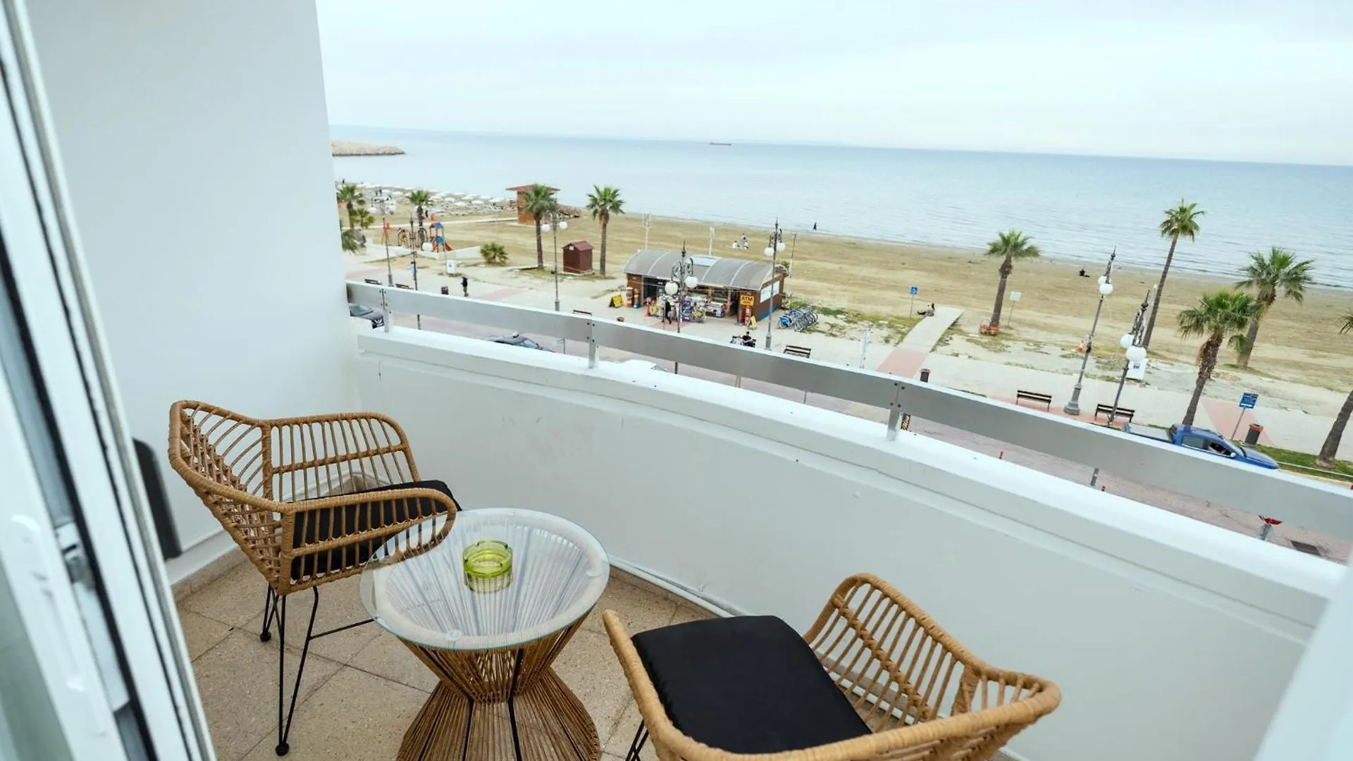 דירה לרנקה Lazuli Sea View Beachfront Ap 21