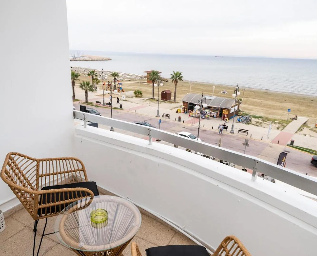 לרנקה Lazuli Sea View Beachfront Ap 21 0*,