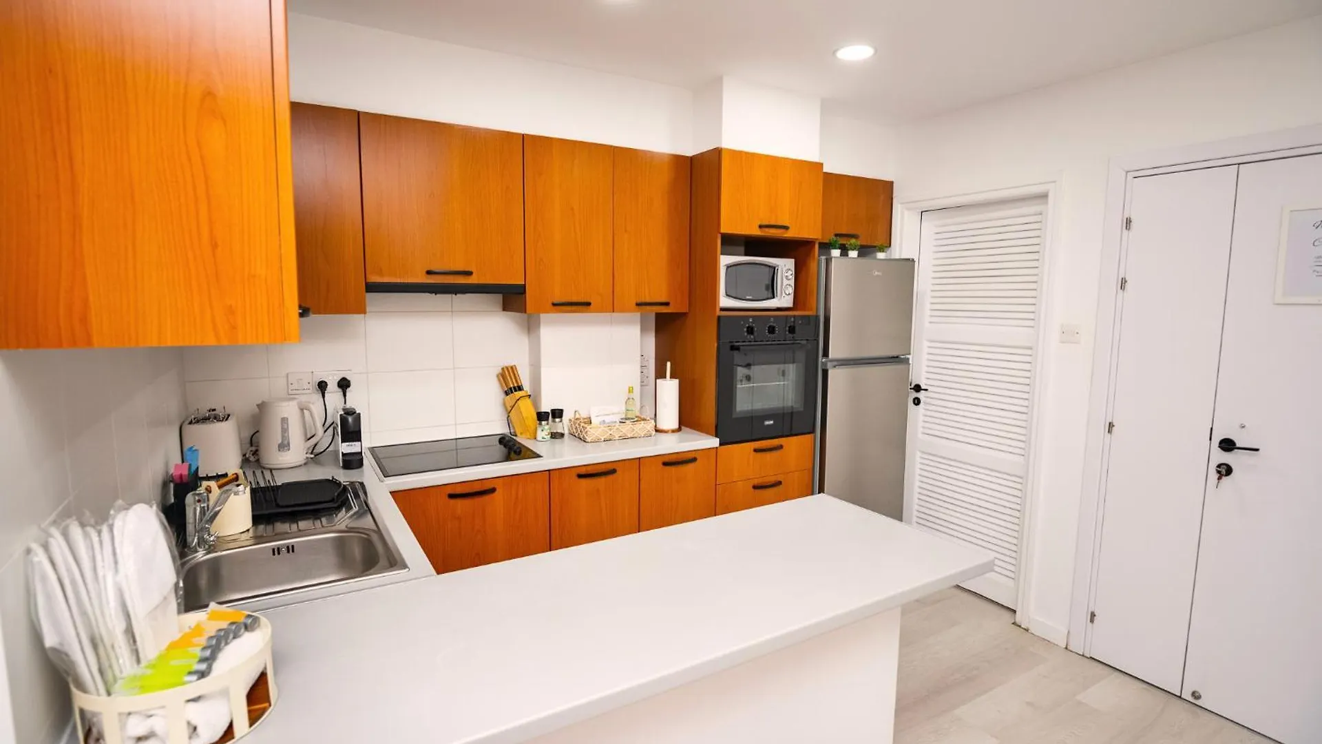 לרנקה Lazuli Sea View Beachfront Ap 21