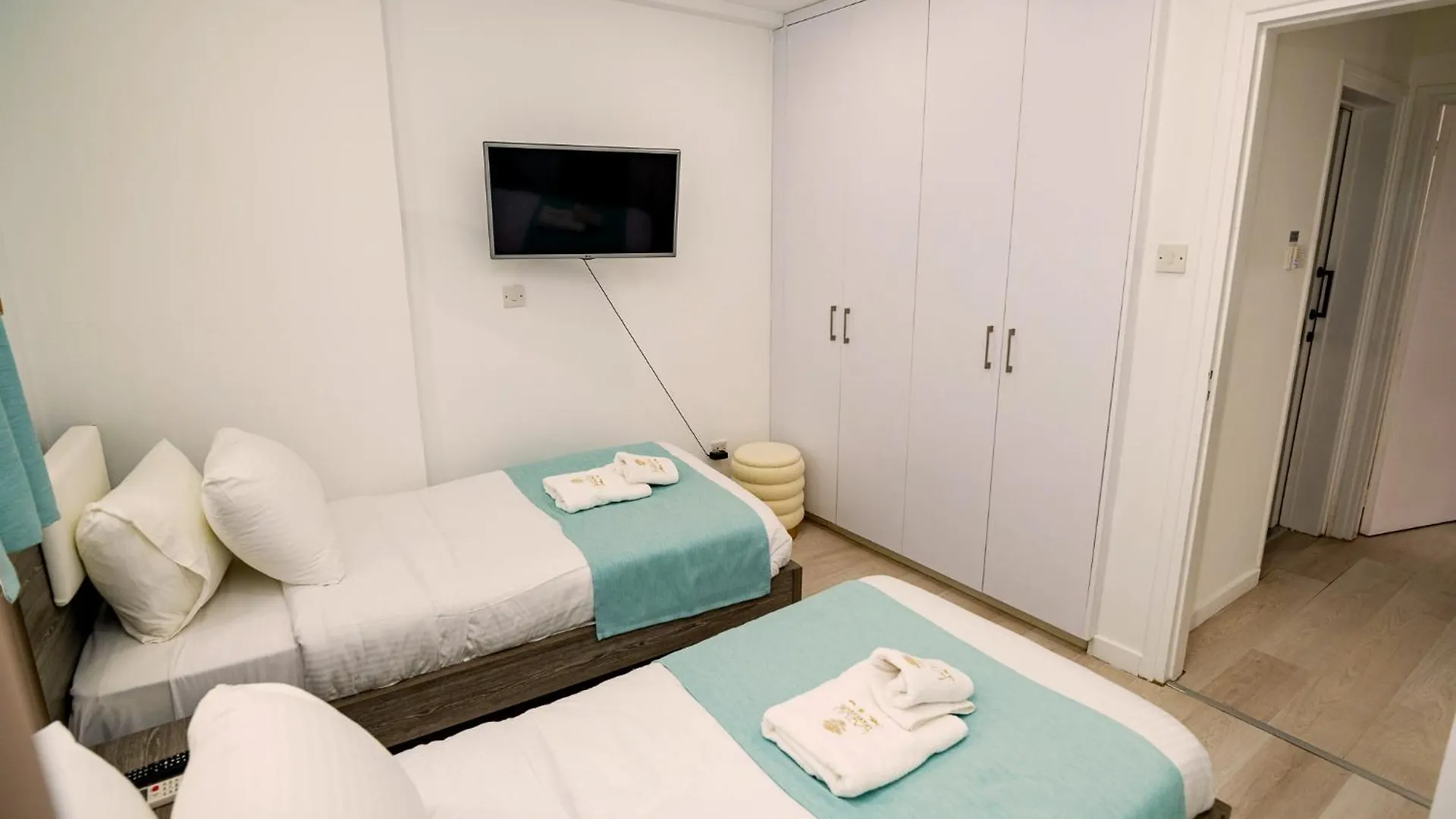 דירה לרנקה Lazuli Sea View Beachfront Ap 21